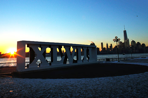 Die Zahl 48 in römischen Lettern vor der New Yorker Skyline im Sonnenaufgang