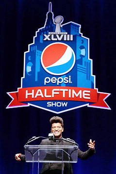 US-Sänger Bruno Mars und das Super-Bowl-Logo