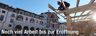 Bauarbeiter auf Holzgestell