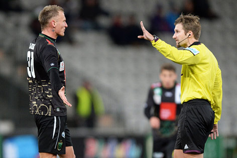 © GEPA/Amir Beganovic Zeljko Djokic (Wacker) und Schiedsrichter Dominik Ouschan