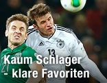 Kevin Doyle (IRE) im Kopfballduell mit Thomas M&uuml;ller (GER)