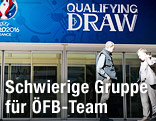 Zwei M&auml;nner stehen vor dem Eingang der EM-Qualifikationsauslosungsst&auml;tte