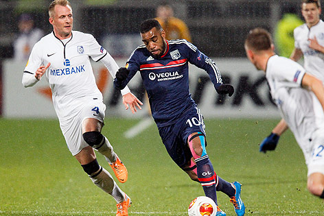 © Reuters/Robert Pratta Markus Berger, Chernomorets Odessa, gegen Alexandre Lacazette, Olympique Lyon