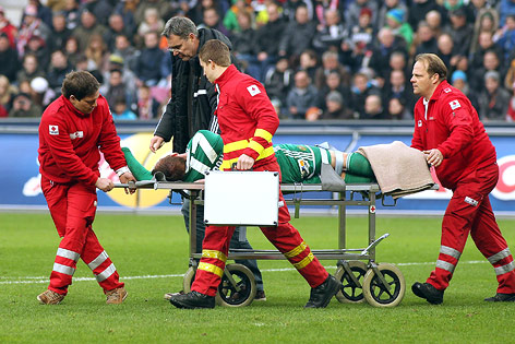 © APA/EPA/Daniel Krug Der verletzte Christopher Dibon (Rapid) wird auf einer Trage von Sanitätern vom Spielfeld gebracht