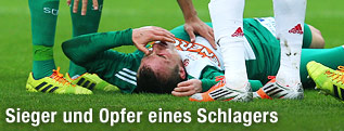 Christopher Dibon (Rapid) liegt verletzt auf dem Rasen