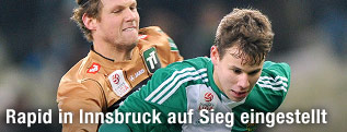 Stipe Vucur (Innsbruck) und Louis Schaub (Rapid)