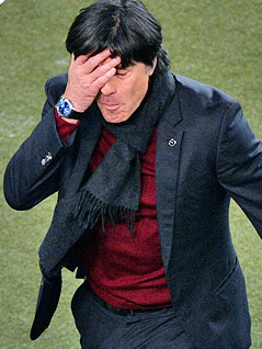 © APA/EPA/Patrick Seeger DFB-Teamchef Joachim Löw greift sich auf die Stirn