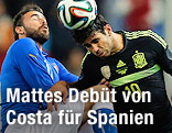 Kopfballduell zwischen Andrea Barzagli (Italien) und Diego Costa (Spanien)