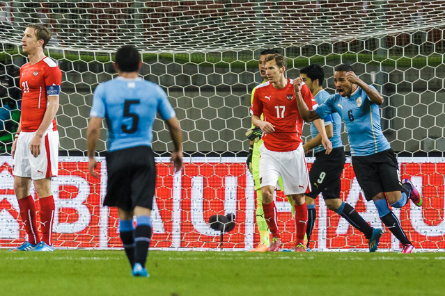 Spielszene von Österreich - Uruguay