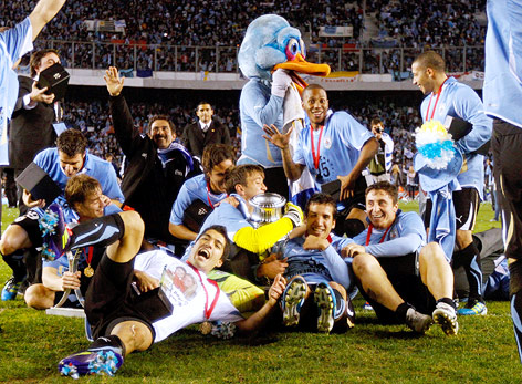 © Reuters/Andres Stapff Jubel der Mannschaft von Uruguay nachdem sie 2011 den Copa America gewonnen haben