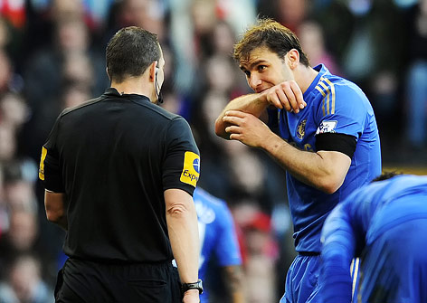 © APA/EPA/Peter Powell Branislav Ivanovic (Chelsea) beißt dich demonstrierend vor dem Schiedsrichter in den Unterarm