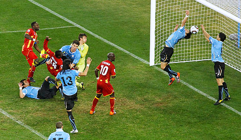 © Reuters/Brian Snyder Luis Suarez (URU) wehrt 2010 im WM-Viertelfinale gegen Ghana den Ball vor dem Tor mit der Hand ab