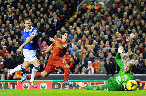 © APA/EPA/Peter Powell Luis Suarez erzielt für Liverpool das vierte Tor gegen Everton in der Premier League