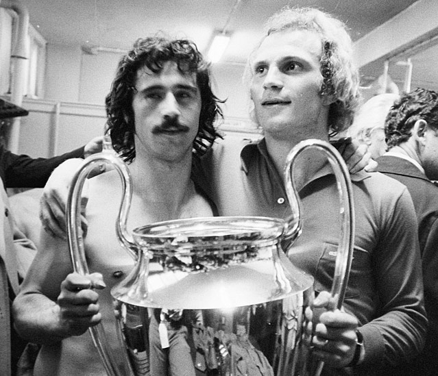 © picturedesk.com/dpa/Sven Simon Gerd Müller und Uli Hoeneß halten 1974 den Europcup-Pokal in Händen