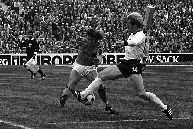 © AP Hoeneß in einem Zweikampf im WM-Finale 1974 gegen Niederlande