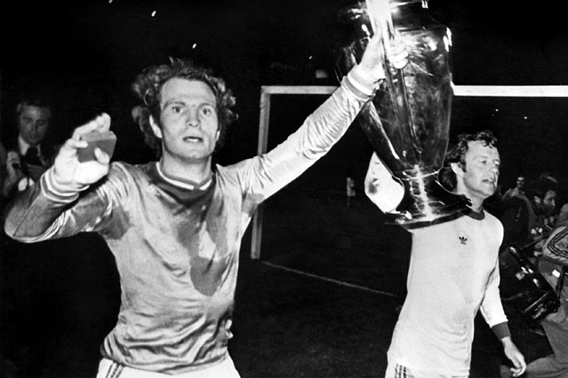 © picturedesk.com/AFP Uli Hoeneß läuft 1976 nach dem Europcupsieg mit dem Pokal eine Ehrenrunde