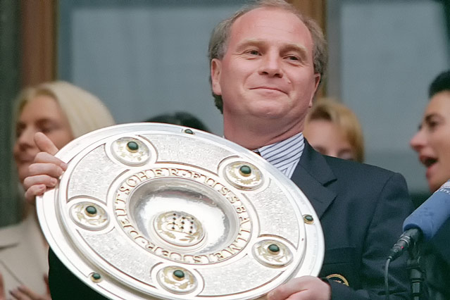 © picturedesk.com/dpa/Peter Kneffel Hoeneß hält 1999 den Meisterteller der Bayern in der Hand