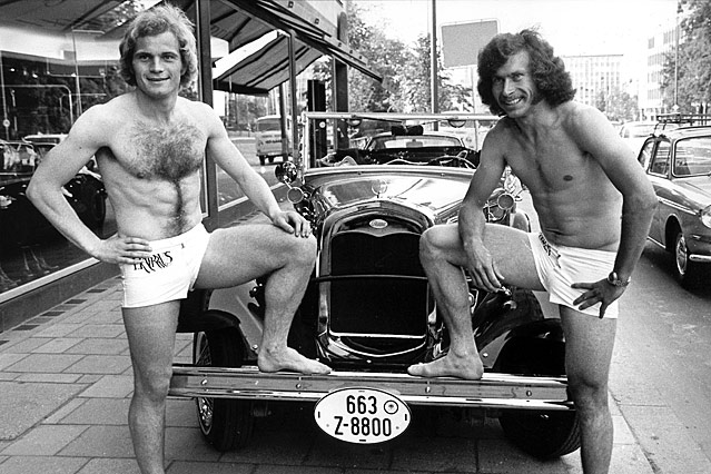 © picturedesk.com/dpa/Istvan Bajzat Uli Hoeneß und Paul Breitner werben für Badehosen