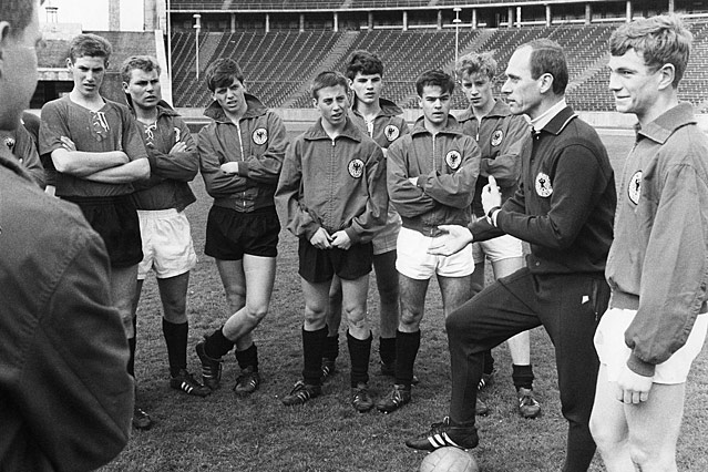 © picturedesk.com/Ullstein Bild Uli Hoeneß 1967 in der Schülermannschaft Deutschlands