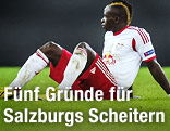 Sadio Mane (Salzburg) sitzt entt&auml;uscht auf dem Rasen