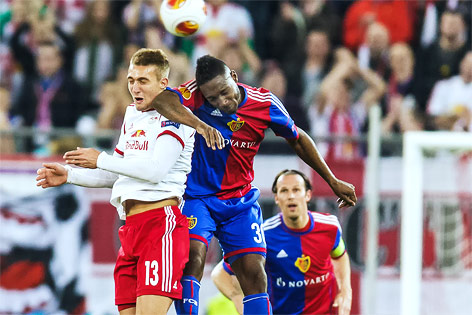 Stefan Ilsanker (Salzburg) im Kopfballduell mit Giovanni Sio (Basel)