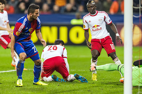 © ORF.at/Dominique Hammer Soriano (Salzburg) kniet nach seiner vergebener Torchance auf dem Rasen
