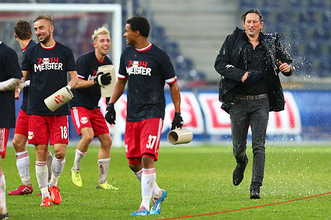 © GEPA/Felix Roittner Roger Schmidt mit Spielern
