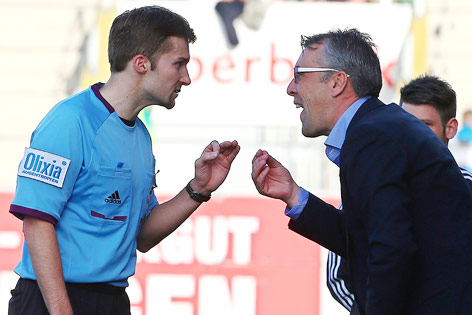 © GEPA/Felix Roittner Schiedsrichter Dominik Ouschan und Trainer Herbert Gager (Austria)