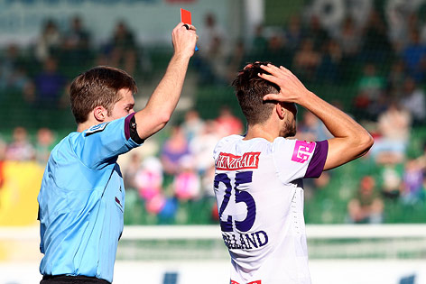 © GEPA/Felix Roittner James Holland (Austria) sieht die rote Karte