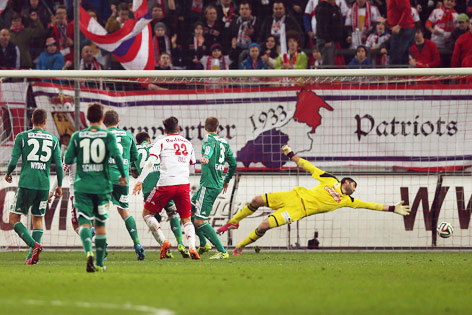 © APA/Daniel Krug Jonatan Soriano Casas (FC Red Bull Salzburg) erzielt Tor gegen Torwart Jan Novota (Rapid Wien)
