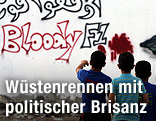 Kinder vor Anti-Formel-1-Graffiti in Bahrain