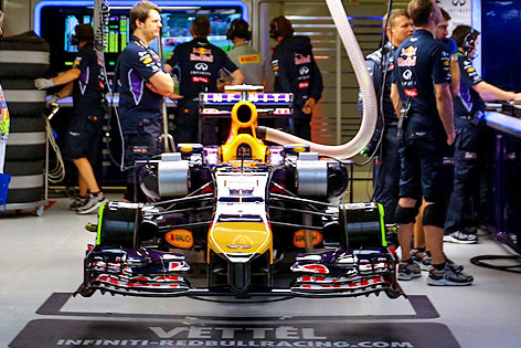 © APA/EPA/Diego Azubel Formel-1-Auto von Sebastian Vettel ohne Reifen in der Garage