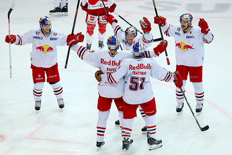 Jubel von Konstantin Komarek, Thomas Raffl, Michael Boivin, Matthias Trattnig und Manuel Latusa (Salzburg)