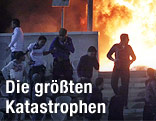 Ägyptische Fußballfans rennen von einer brennenden Zuschauertribüne in Port Said