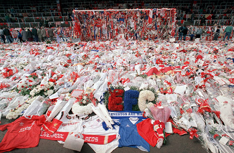 © AP Fans legen nach dem Hillsborough-Unglück Blumen und Erinnerrungsstücke im Stadion an der Anfield Road nieder