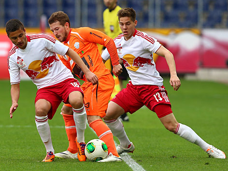 © GEPA/Felix Roittner Ante Roglujic (Liefering), Christoph Kröpfl (Hartberg) und Michael Brandner (Liefering)