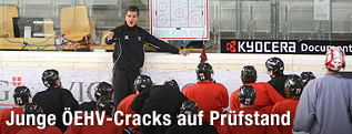 ÖEHV-Coach Manny Viveiros mit Spielern