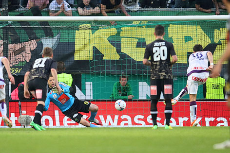 © GEPA/Andreas Pranter Philipp Hosiner (Austria) vergibt Elfmeter