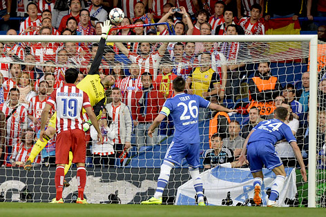 © Reuters/Toby Melville Chelseas Torhüter Mark Schwarzer bei einem Abwehrversuch