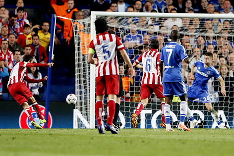 © Reuters/Stefan Wermuth Atletico Madrids Adrian schießt ein Tor gegen Chelsea