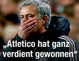 Chelseas Trainer Jose Mourinho greift sich mit der Hand auf den Mund