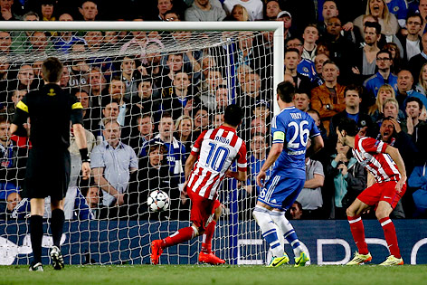 © Reuters/Sergio Perez Atletico Madrids Arda Turan schießt ein Tor gegen Chelsea