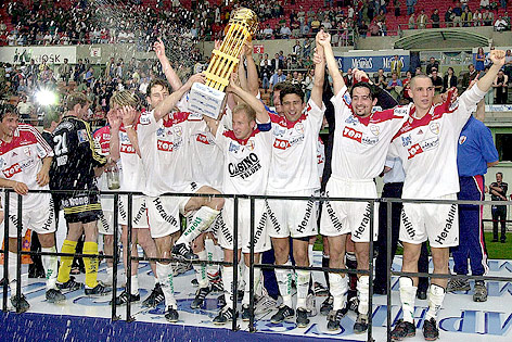 © GEPA/Johannes Kernmayer Jubel von FC Kärnten mit Pokal