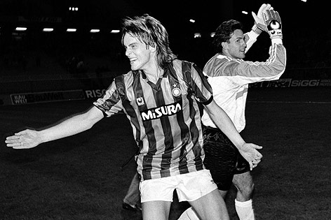 © picturedesk.com/APA-Archiv/Ulrich Schnarr Die Rapid-Spieler Jan Age Fjörtoft und Michael Konsel jubeln nach einem Sieg über Inter Mailand