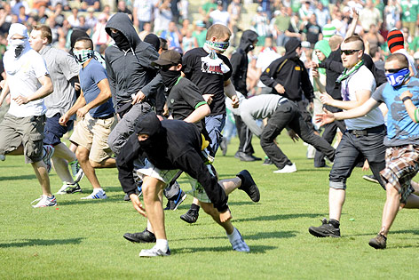 © APA/Herbert P. Oczeret Vermummte stürmen das Spielfeld des Hanappi-Stadions