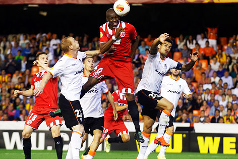 Stephane Mbia trifft per Kopf
