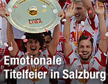 Mannschaft von Salzburg mit dem Bundesliga-Meisterteller