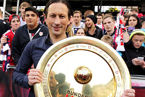 Roger Schmied, Salzburg-Trainer, mit dem Meisterteller