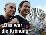 Kevin Kampl und Salzburg-Trainer Roger Schmidt mit ÖFB-Cup-Trophäe