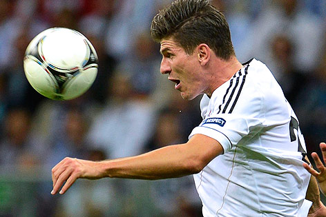 © picturedesk.com/EPA/Vassil Donev Kopfball von Mario Gomez im DFB-Dress